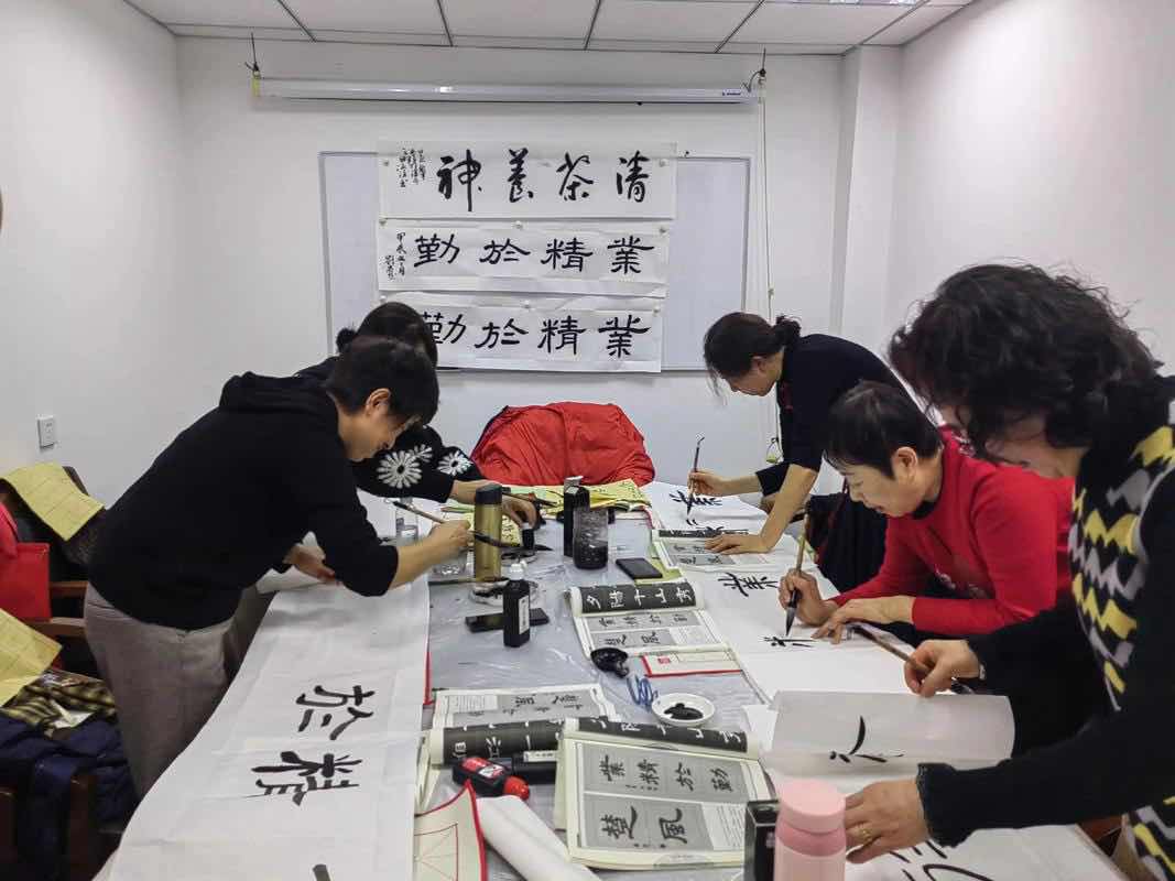 退休不褪色:老教授的“下半场”更精彩 退休不褪色:老教授的“下半场”更精彩